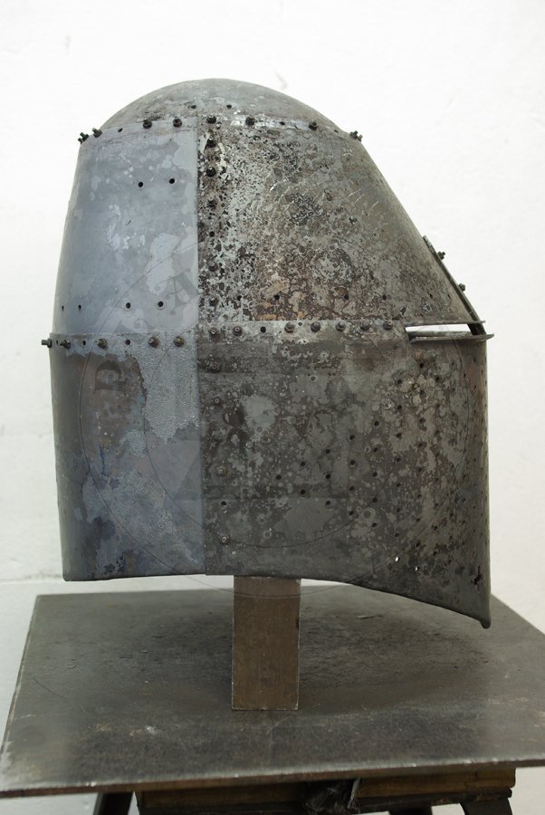 Hem wielki datowany na poow XIV wieku. Hartowany i odpuszczany do twardoci 30 HRC./Great helm dated for half of XIV c. Heat hardened and tempered up to 30 HRC.
